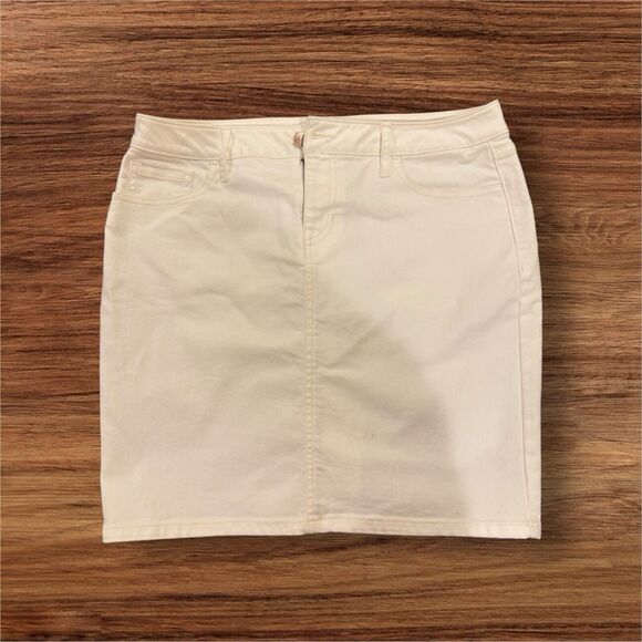 Old Navy Womens Size 10 White Back Slit Denim Jean Skirt Double Button, Pockets - Picture 2 of 7